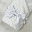 Paturica bebe din satin si material tricotat cu pilota si fundita, alb (2)